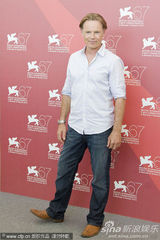 《巴尼的人生》记者会  女演员罗莎蒙德和男星谈笑