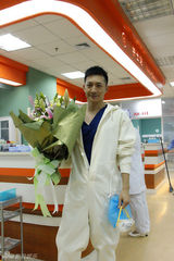 组图：《青年医生》现场庆生 赵宝刚送祝福