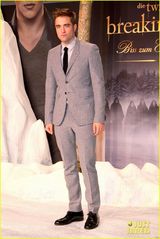 组图：《暮4》柏林首映 斯图尔特金色长裙美腿隐现