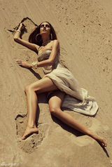 组图：丹麦超模娜嘉-本德透视装美胸隐现