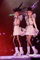 幻灯图：Twins开唱花样百变 好友容祖儿登台助阵