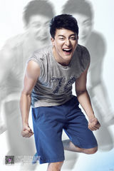 组图：孙艺洲秀肌肉 光影打造花样轻熟男
