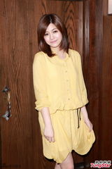 组图：陈妍希明黄裙装亮相 笑容甜美气质优雅