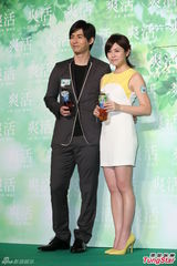 组图：周渝民食言MV男主角 陈妍希笑言下一张