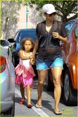 组图：46岁哈莉贝瑞透视衫秀孕肚笑容灿烂