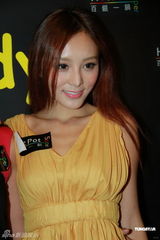 组图：嫩模何佩瑜宣传写真DVD 小露性感品火锅美食