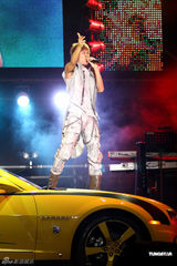 组图：吴克群个唱湿身秀腹肌 和女模互摸掀高潮