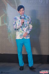 组图：周杰伦带病宣传巡演 花西服帅气抢镜