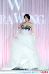 组图：陈思璇穿婚纱沾喜气 期待海岛婚礼