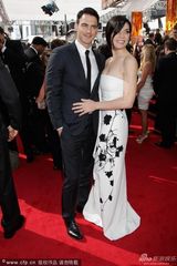 组图：朱丽安娜白裙别致亮相艾美红毯