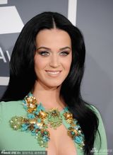 组图：水果姐凯蒂-佩里爆乳秀八字奶 热贴男友