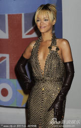 组图：第32届全英音乐奖 蕾哈娜深V露背秀美腿