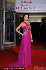 幻灯图：《发明之父》首映 三女星艳丽裙装比美