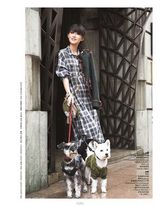 组图：陈燃夏日街拍与萌宠互动显爱心