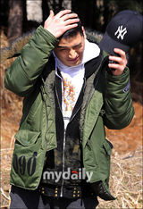 组图：韩国演员刘建放弃美国永久居住权参军