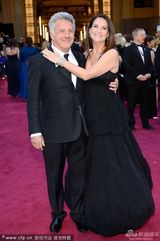 组图：达斯汀-霍夫曼与妻子穿黑色情侣装