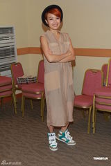 组图：容祖儿帅气造型现身 与卢凯彤支持声演会