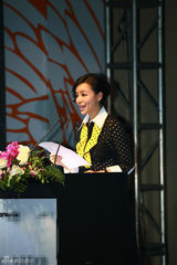 组图：张静初沪上出席代言 笑容迷人秀低调OL风