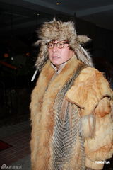 组图：钟镇涛生日携女亮相派对 谭咏麟叶童现身