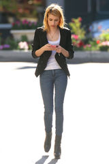 高清组图：艾玛-罗伯兹街拍 小西装外套搭配潮鞋