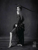 组图：德普前女友露背登封面 真空西装凹造型