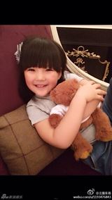 组图：王诗龄游博物馆看音乐剧 甜笑露文艺范儿