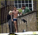 组图：38岁贝克汉姆街头半裸拍广告