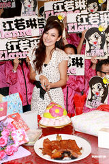组图：江若琳庆生化身小甜姐 粉丝赠送玫瑰花求爱