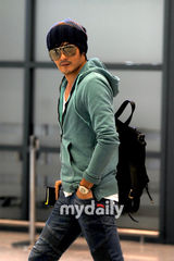 组图：张东健夫妇从伦敦返韩 河智苑豹纹裤抢眼