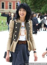 组图：张曼玉亮相伦敦时装周 帅气装扮看秀