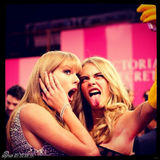 组图：英出柜超模与蕾哈娜亲密 和抖森男才女貌