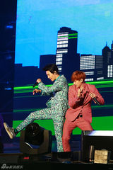 独家高清：SM家族北京开唱希澈回归落泪