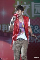 组图：罗志祥出席活动迟到玩求婚 刘心许飞同台