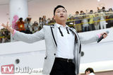 组图：韩歌星Psy与粉丝亲密接触展开激情四射表演