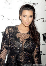 组图：卡戴珊怀孕后首亮相 与男友耳语秀恩爱