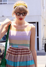 组图：泰勒-斯威夫特彩虹裙出街 红唇美肌玩转撞色