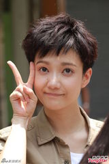 组图：王君馨拍枪战戏 保护男主黄子华