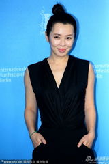 组图：余男亮相《无人区》柏林首映 着深V长裙