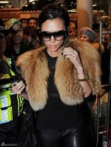 高清：维多利亚现身火车站 皮草披肩贵气逼人