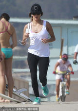组图：伊娃背心紧身裤亮相 跑步锻炼秀身材