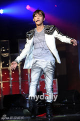 组图：韩国新人组合BTOB举行出道表演