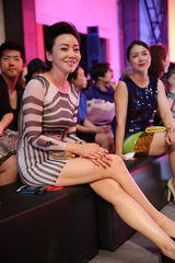 组图：闫妮助阵美妆秀场 风情御姐时尚转身