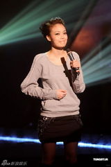 组图：容祖儿录《劲歌金曲》清纯亮相宛若邻家女孩