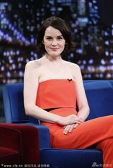 组图：唐顿大小姐低胸装上深夜秀 戴鹿角玩套圈