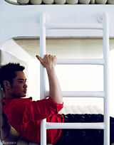 组图：郑嘉颖杂志当质感“潮爸”  与萌宝宝温馨互动