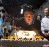 组图：陈奕迅红馆度生日 吹不灭蜡烛笑翻天