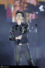 高清图：汪峰工体如期开唱 摇滚范儿点燃全场