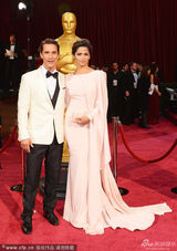 组图：马修-麦康纳荣获影帝 热吻妻子表达爱意