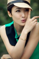 组图：拉丁舞后黄曼户外写真 个性短发帅气出镜