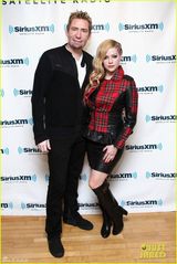 组图：艾薇儿携夫出镜发福 粗腰象腿疑怀孕